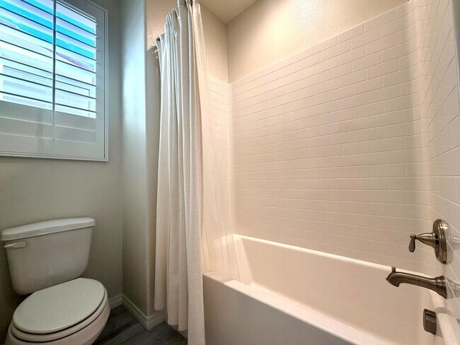 Building Photo - AVAILABLE NOW!! STUNNING 4 Bed/ 3.5 Bath POOL HOME in La Quinta!