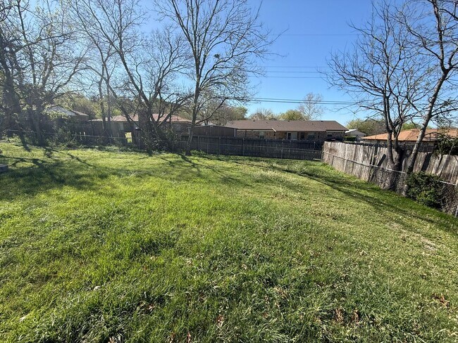 Building Photo - Renovated 3-bedroom house!  Housing accepted!