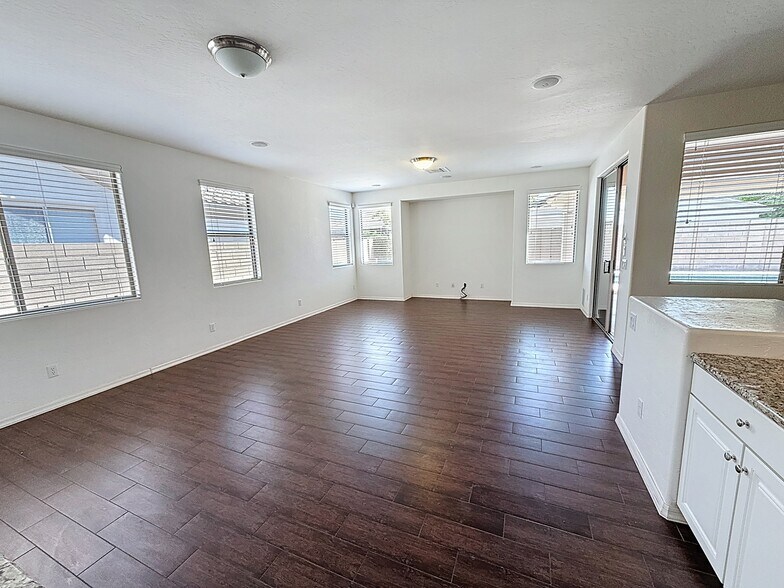 Building Photo - 14437 W Lexington Ave