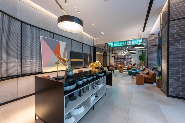 Building Photo - 121 NE 34th St