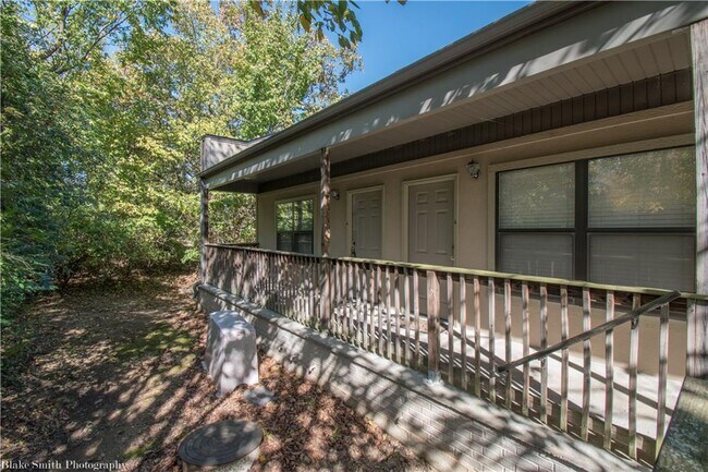 Building Photo - 2131 N Crossover Rd