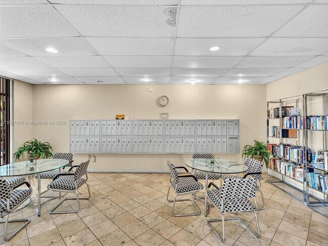 Building Photo - 10000 W Bay Harbor Dr