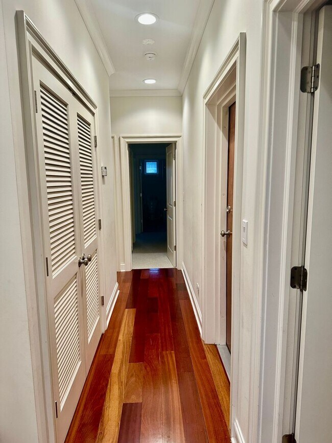 Building Photo - INCREDIBLE HUGE LUXURY CONDO LAKEVIEW/SOUT...