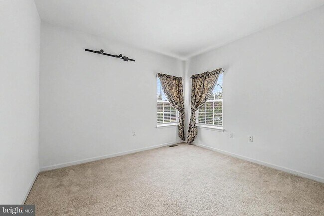 Building Photo - 9 Woodmere Rd