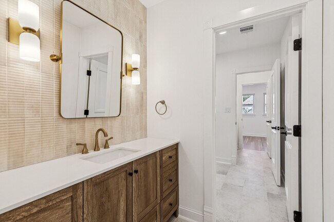 Building Photo - 6139 Belmont Ave