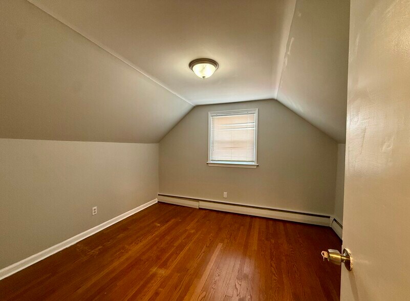 Building Photo - 563 Lakeside Dr