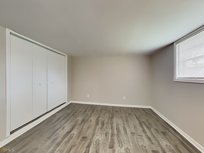 Building Photo - 908 Kennesaw Dr