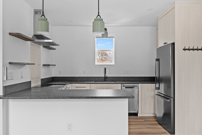 Building Photo - 609 E 5th St