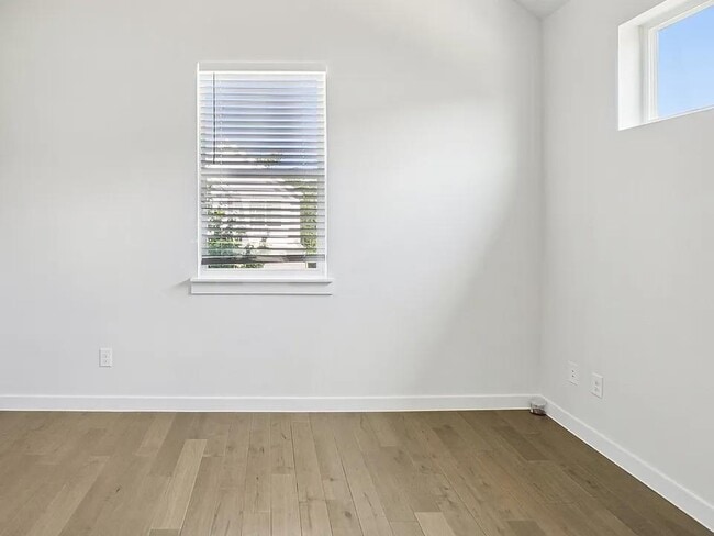 Building Photo - MOVE IN READY