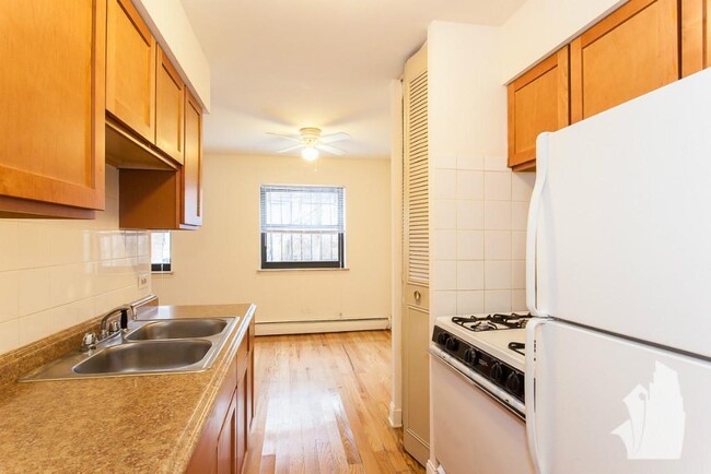 Building Photo - 1 bedroom in Chicago IL 60657