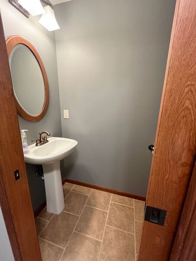 Building Photo - Ground Floor 2 Bed Condo with Attached Garage!