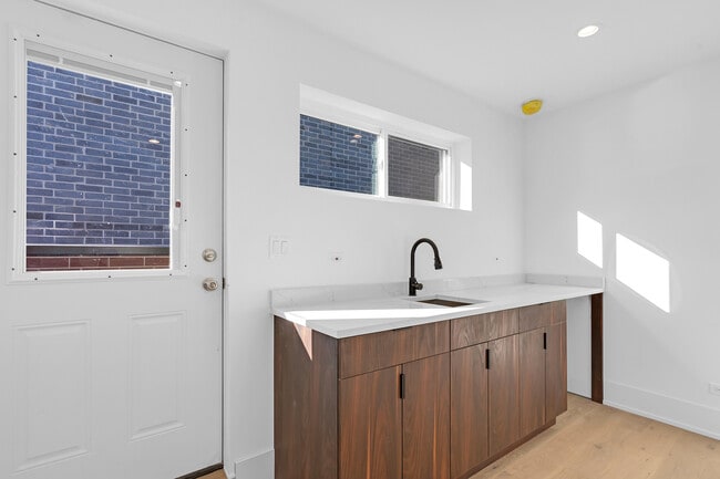 Building Photo - 505 W Elm St