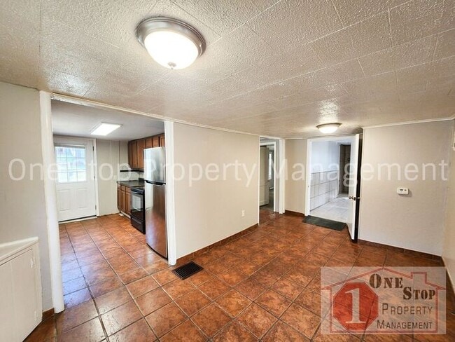Building Photo - Come See this Charming 2-bedroom, 1-bath H...