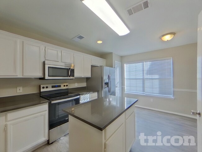 Building Photo - 1028 Glencrest Dr