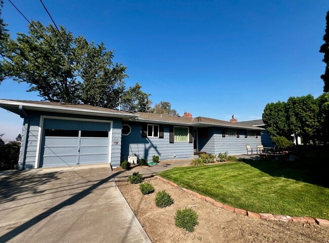 Primary Photo - Beautiful North Hill Home Near Vincent Park!
