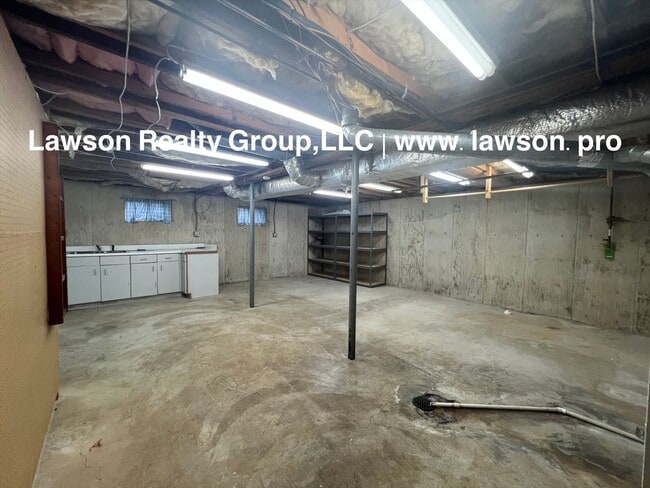 Building Photo - Charming and Clean- Hollins Three Bedroom ...
