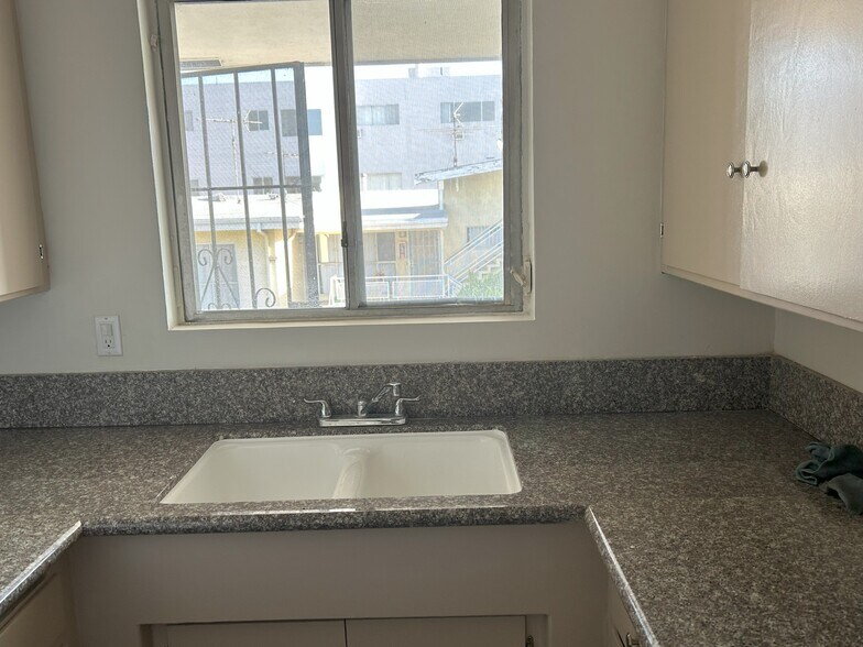 Granite Counters - 7704 Romaine St