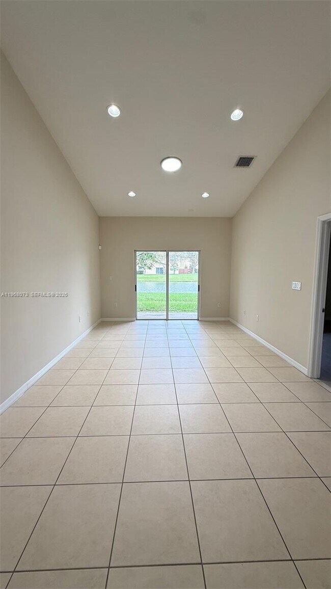 Building Photo - 3323 NE 11th Dr