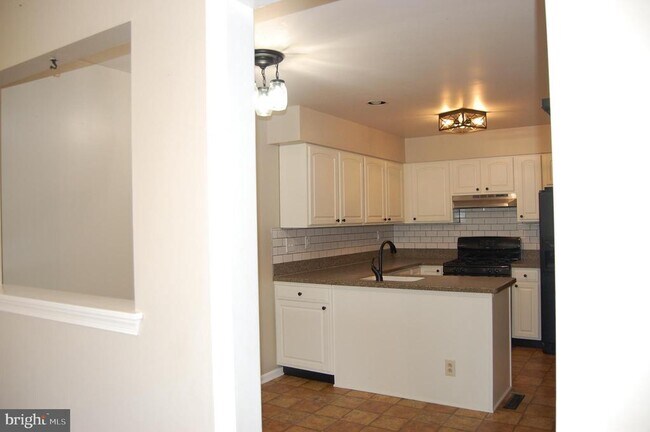Building Photo - 131 Red Haven Dr