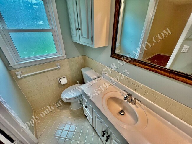 Building Photo - Lovely Home In Nall Hills-Available NOW!