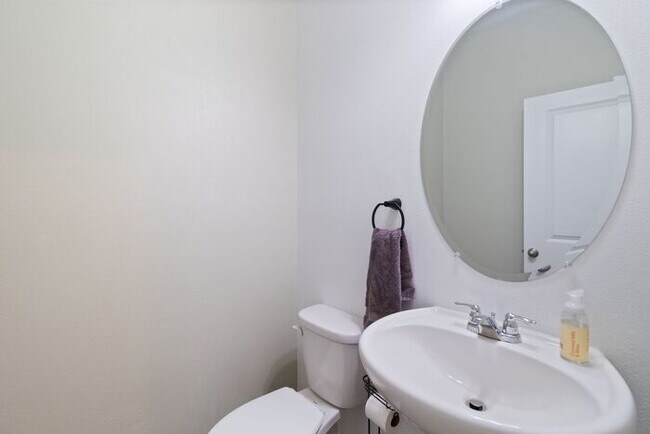 Building Photo - 4 Bed, 2.5 Bath Hidden Creek Home for Lease!