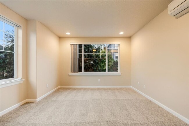 Building Photo - Modern Townhome Near the Willamette River