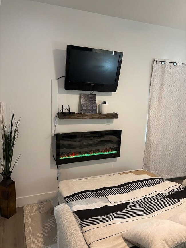 Building Photo - Charming Backyard Studio – All Utilities I...