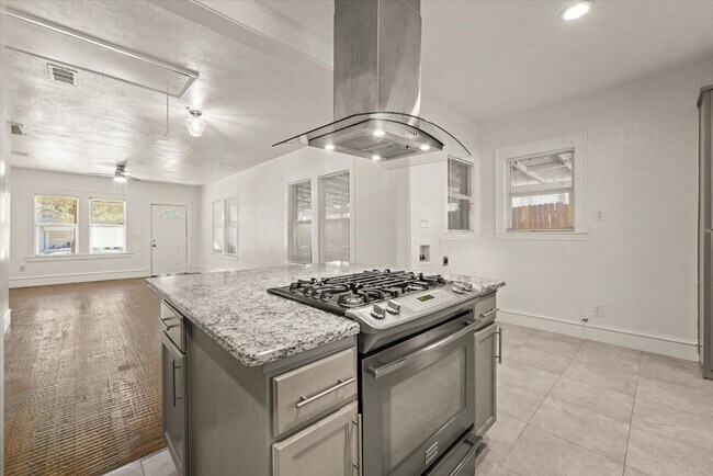 Building Photo - 927-929 S Rosemont Ave
