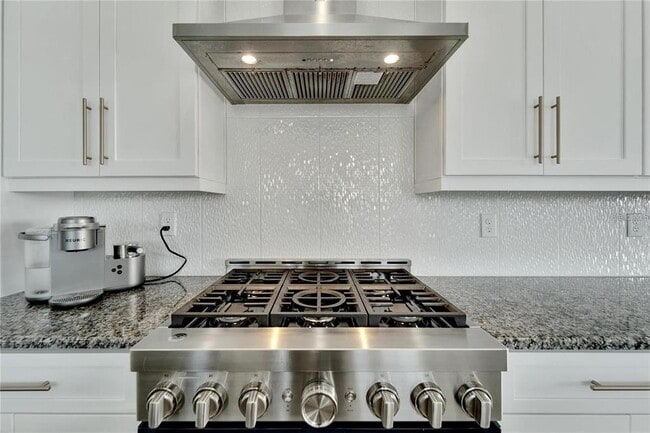 Building Photo - 635 115th Ave