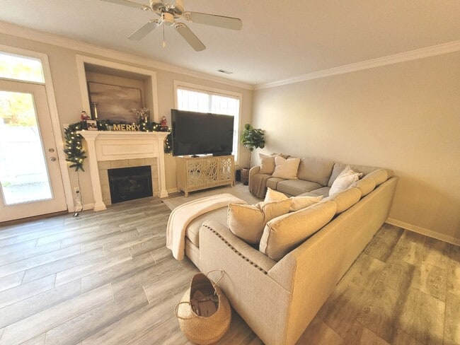 Building Photo - Gorgeous Townhome-Style Condo in Virginia Beach!