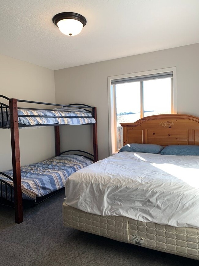 Building Photo - Beautiful Newly Custom Built Home! Vaulted Ceilings! Partially Furnished! Open Floor Plan!