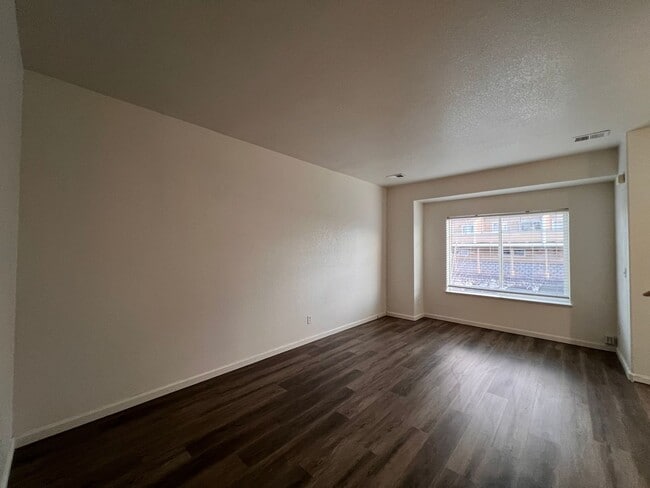 Building Photo - Updated Condo in North Reno