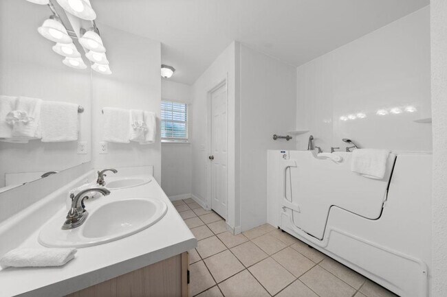 Building Photo - 406 Shorewood Cir