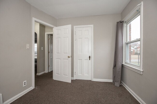 Building Photo - 2 BED 1 BATH SINGLE FAMILY HOME IN THE LEE-MILES NEIGHBORHOOD!