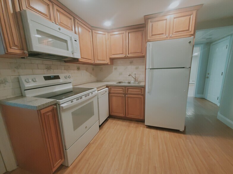 Building Photo - 21 Lyon Ave