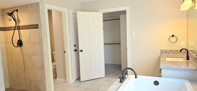 Building Photo - 930 Caswell Ct