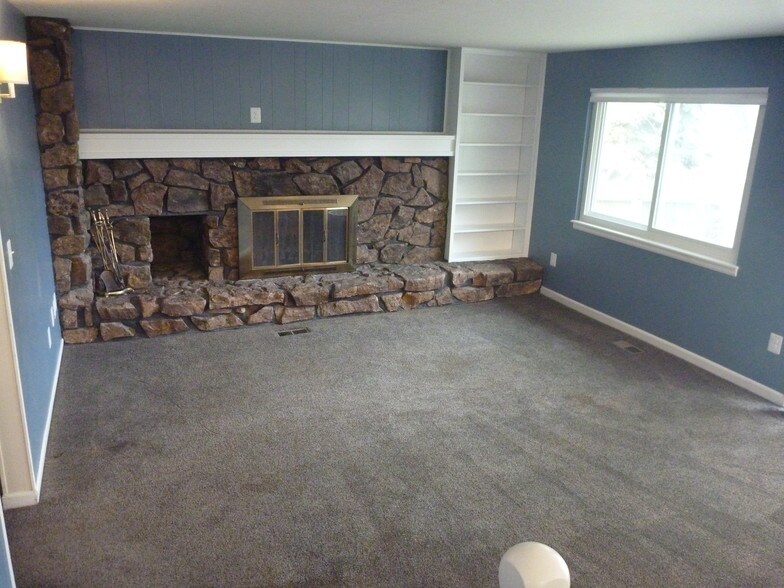 Family room - 4871 W 98th Ave