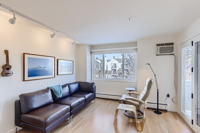 Building Photo - Pearl Street 1BR | Walkable, Remodeled, Covered Parking