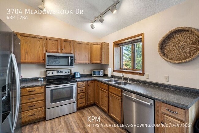 Building Photo - 3704 Meadowbrook Dr