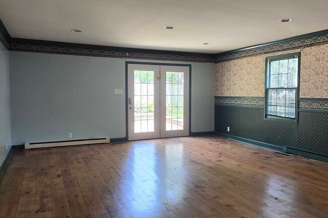 Building Photo - 600 Dewey St