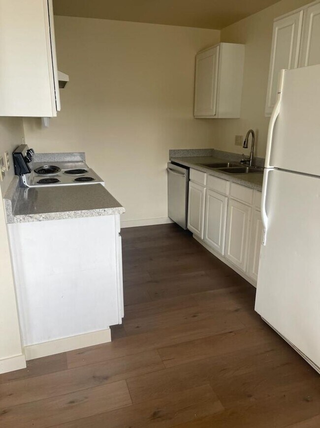 Building Photo - 454U