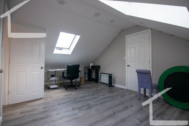 Building Photo - 9/1 Large two-level 5BR/2BA near MBTA, BU & more