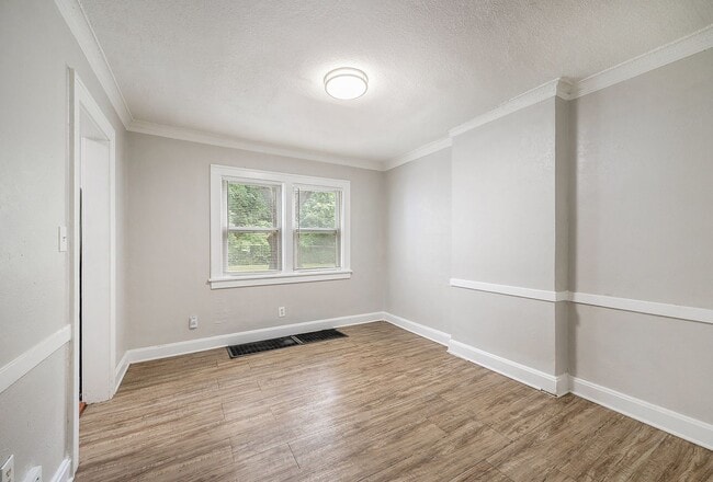 Building Photo - 2-bedroom, 1-bathroom duplex is located in...