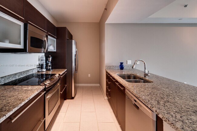Building Photo - 950 Brickell Bay Dr