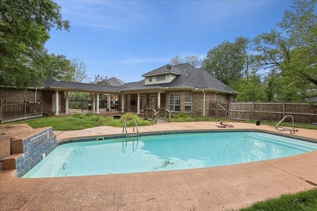 Building Photo - 4 Twin Cir Dr