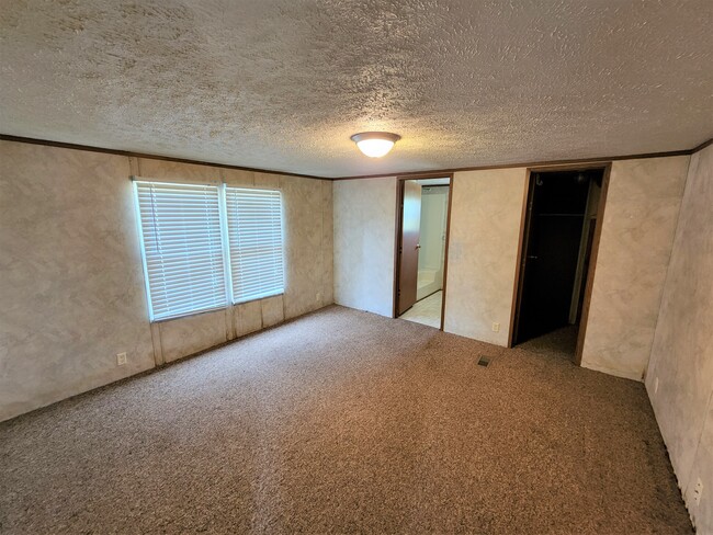 Building Photo - 120 Sandy Springs Ln