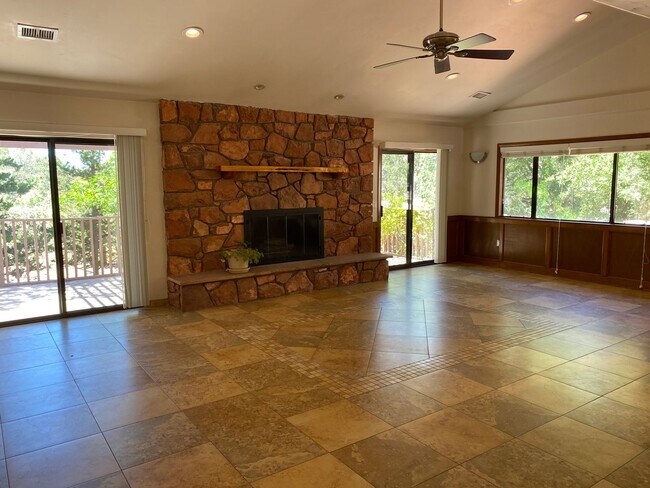 Building Photo - 2285 Sanborn Dr