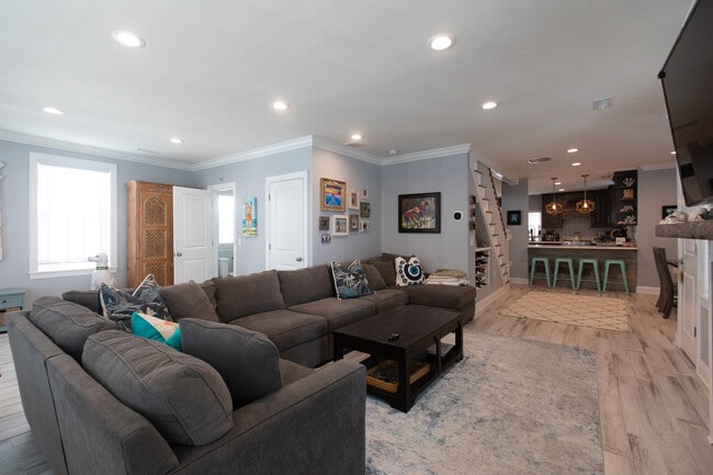 Building Photo - 107 S Richards Ave