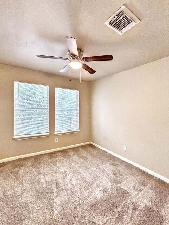 Building Photo - Comfortable 4-Bedroom Condo in Houston's O...