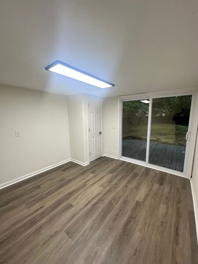 Building Photo - Newly renovated house for lease!